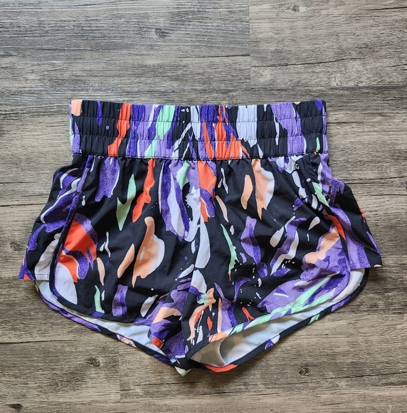 DSG Multicolor Abstract Women's Athletic Shorts - Picture 1 of 3